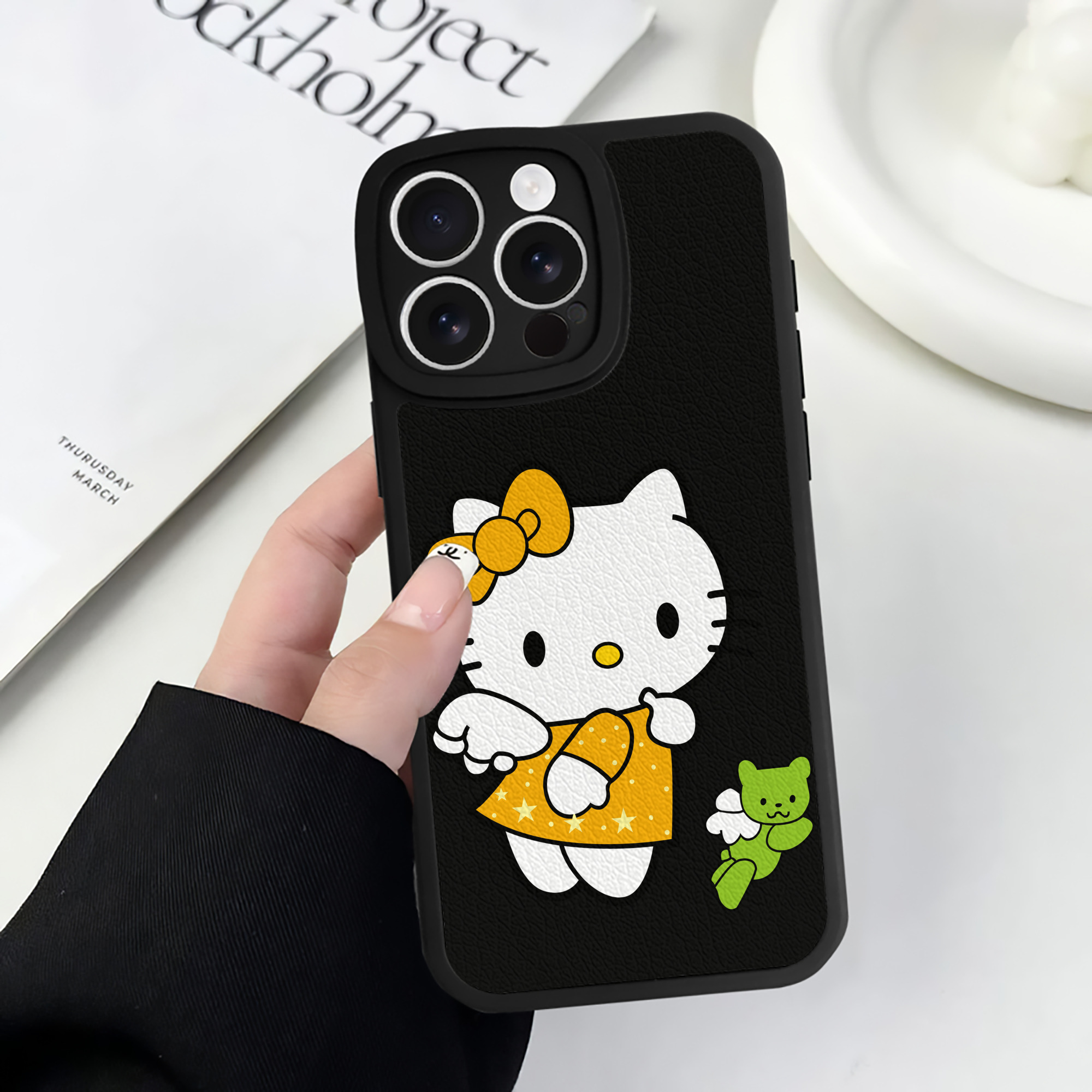 （画像用） Hello Kitty ハローキティ 【iPhone 16シリーズ対応】シリコンスマホケース（レザー調） 材質：シリコン